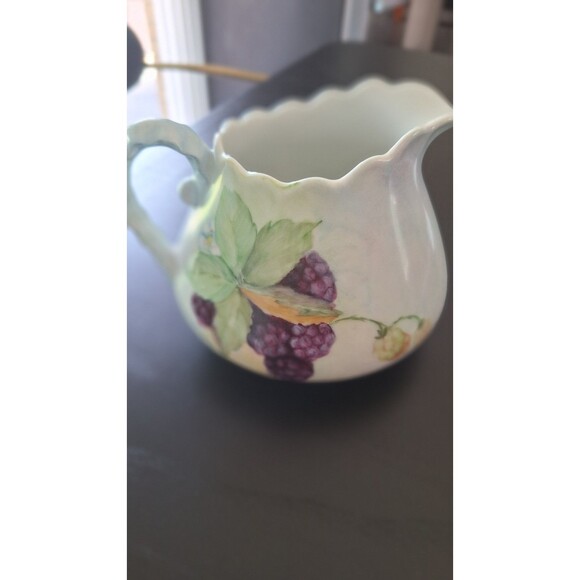Vtg 1976‎ Small Scalloped Creamer Pitcher Blackberry Signed - Picture 2 of 9